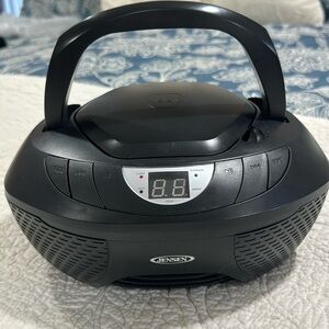 USED AM/FM/CD PLAYER BY JENSEN